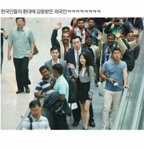 한국 처음온 외국인 싱글벙글.jpg