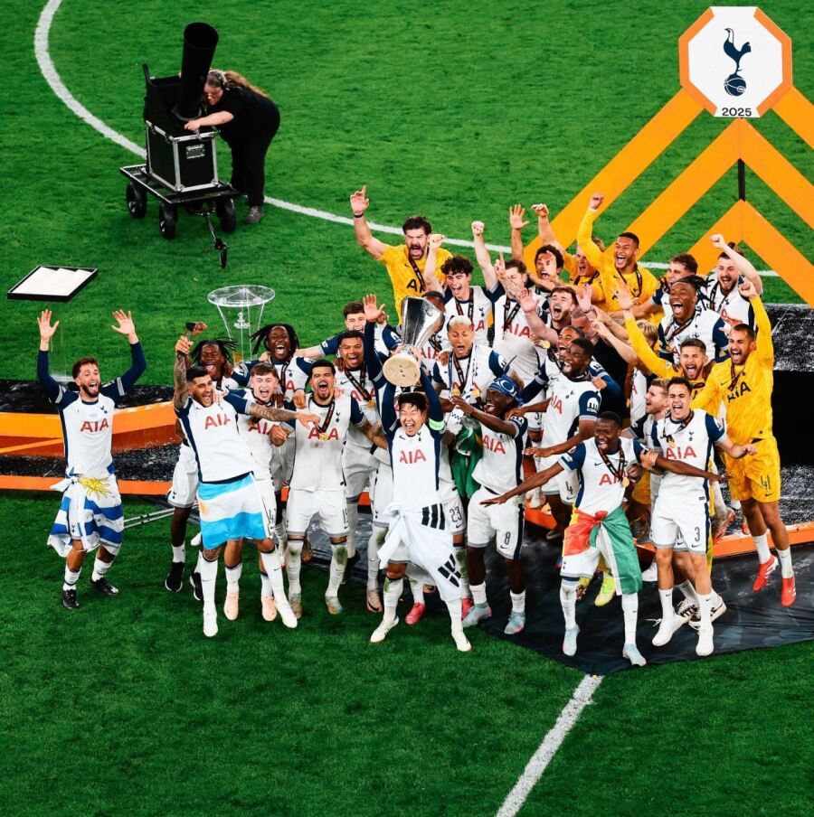 손흥민 트로피 들 때 꽃가루 타이밍 못 맞춘 누나.jpg