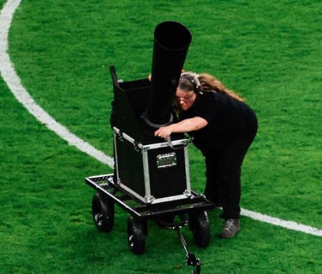 손흥민 트로피 들 때 꽃가루 타이밍 못 맞춘 누나2.jpg