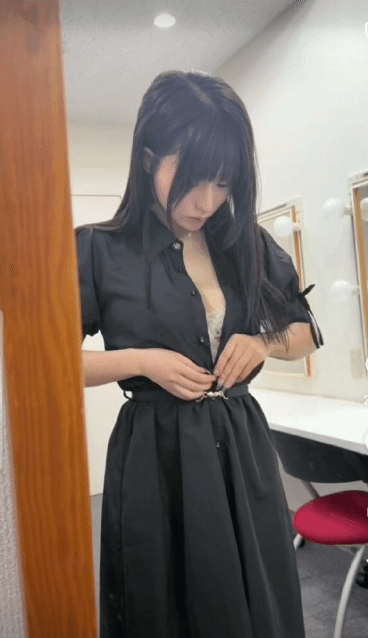 속옷이 작다는 여친.gif